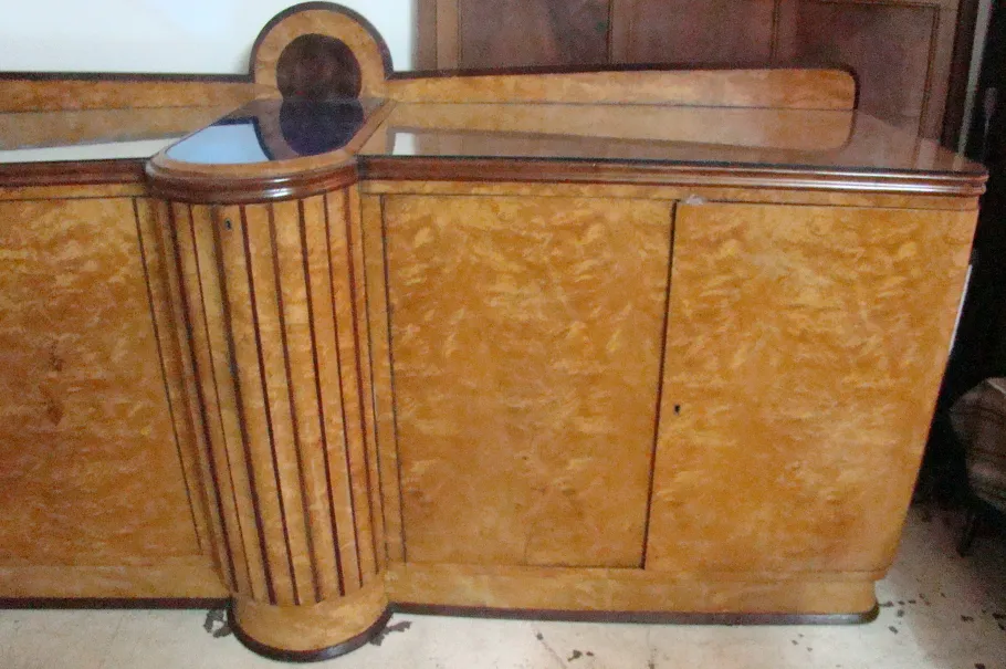 Vaisselier ancien avec finition classique et détails raffinés.