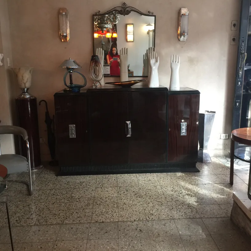 Aparador antigo com espelho e decoração elegante.