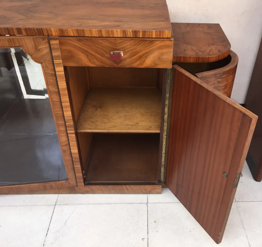 credenza antica in legno con porte e ripiani visibili