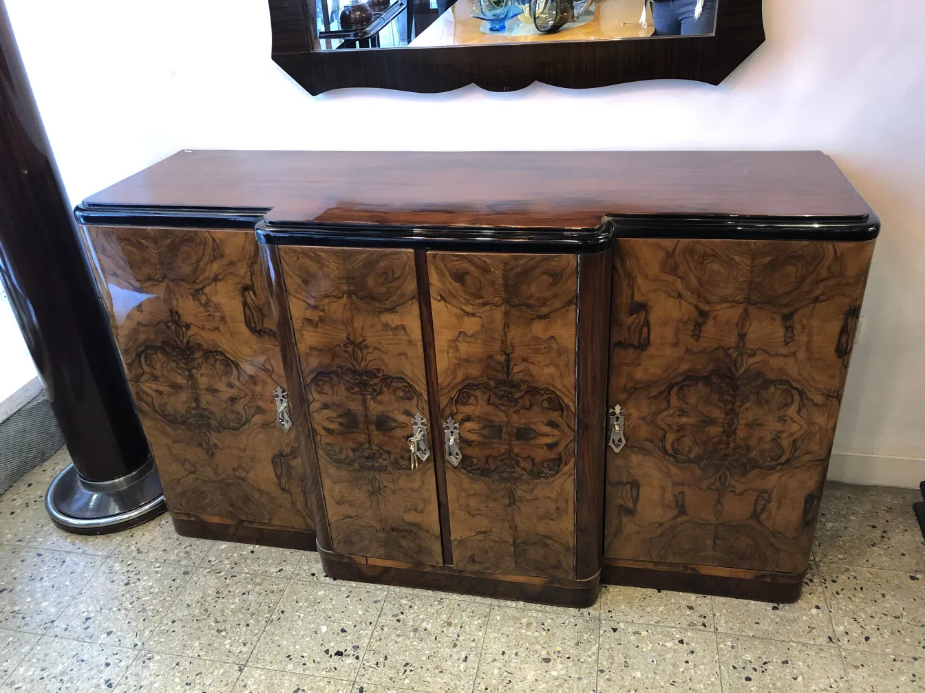 aparador antigo com portas decoradas e design elegante.