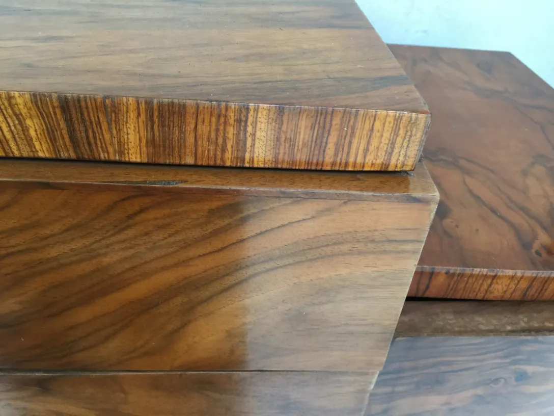 Античный буфет со светлой отделкой и классическими деталями в ярком интерьере.