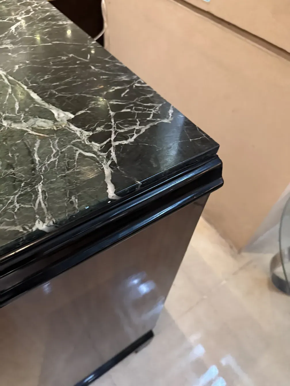 古董橱柜窄款黑色饰面，优雅造型