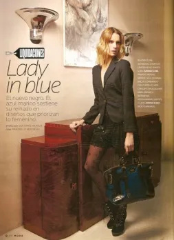 Antike Anrichte mit elegantem Design in stilvollem Ambiente.