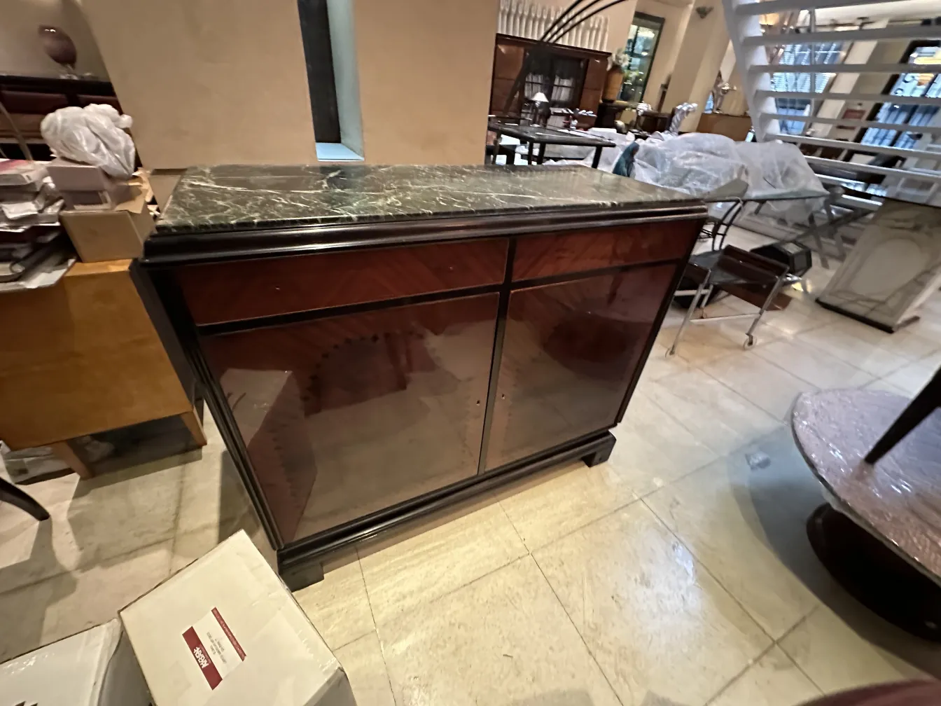 aparador antigo com acabamento elegante em um ambiente refinado.