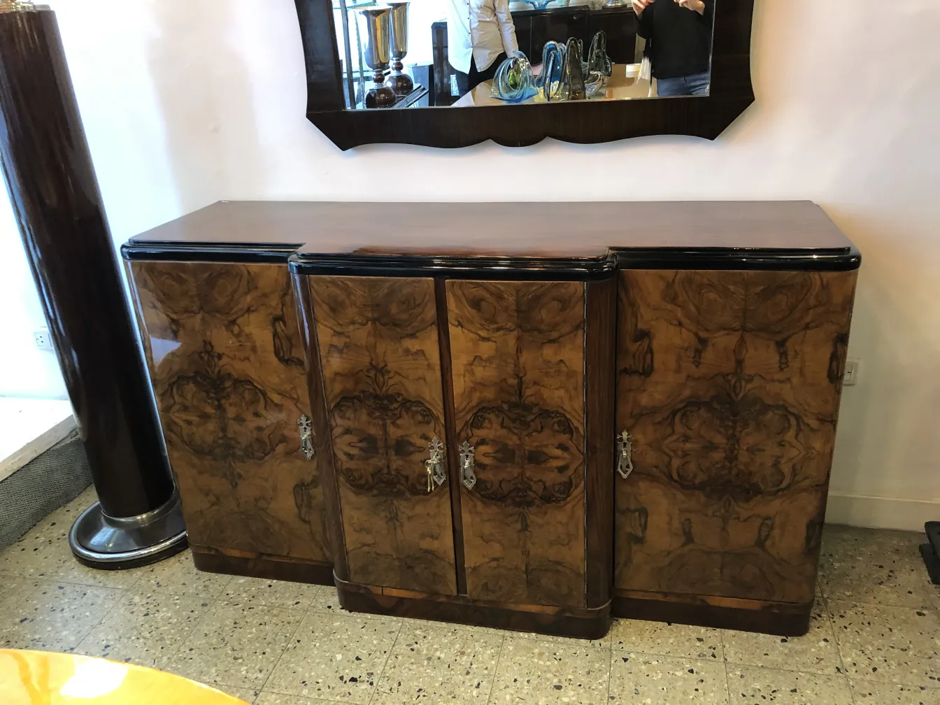 Credenza antica con dettagli decorativi, atmosfera elegante.