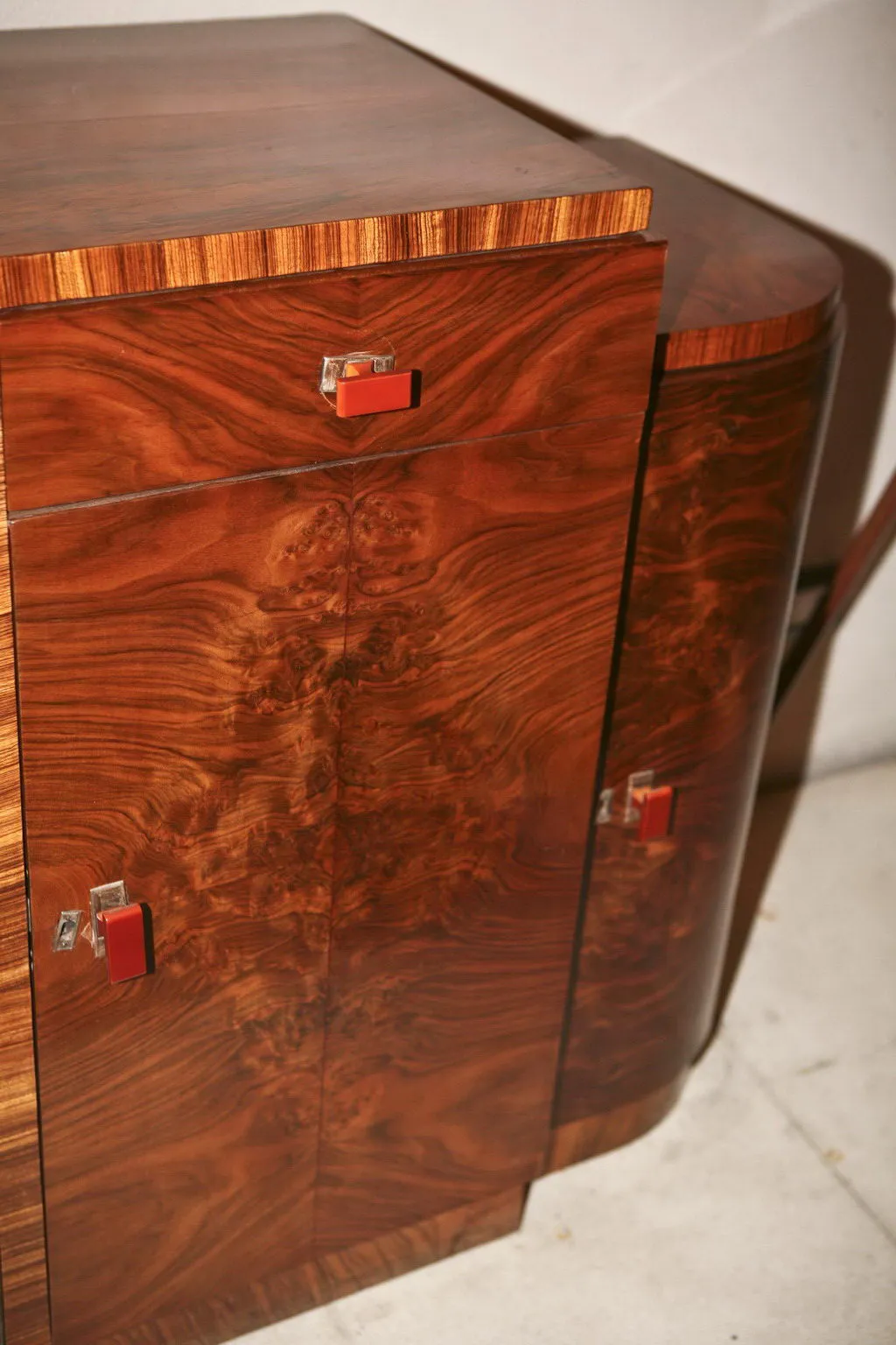 antike anrichte mit elegantem und modernem design, mit roten details, in einer minimalistischen umgebung