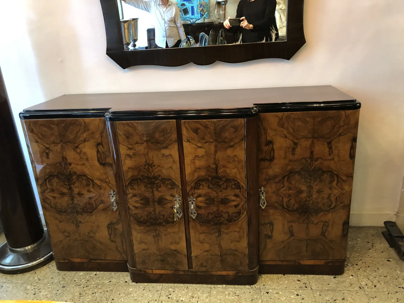 Credenza antica con dettagli eleganti e finitura lucida.