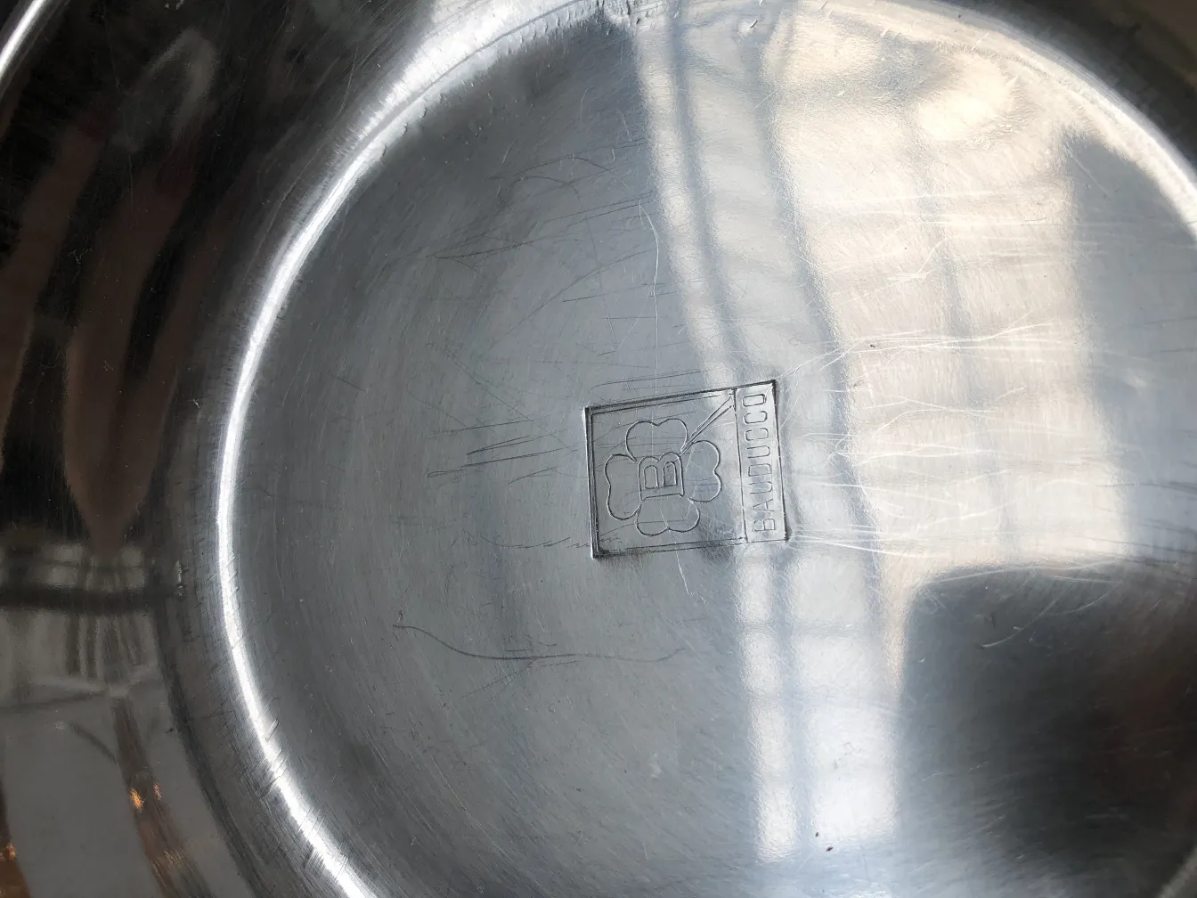 Cendrier sur pied brillant dans un cadre minimaliste avec marquage