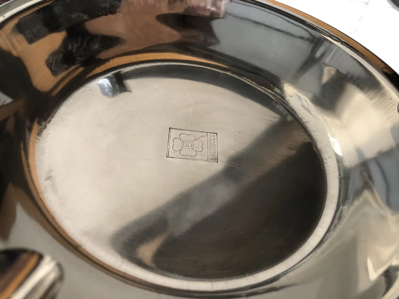 Cinzeiro de pé antigo com design elegante, ideal para sala.