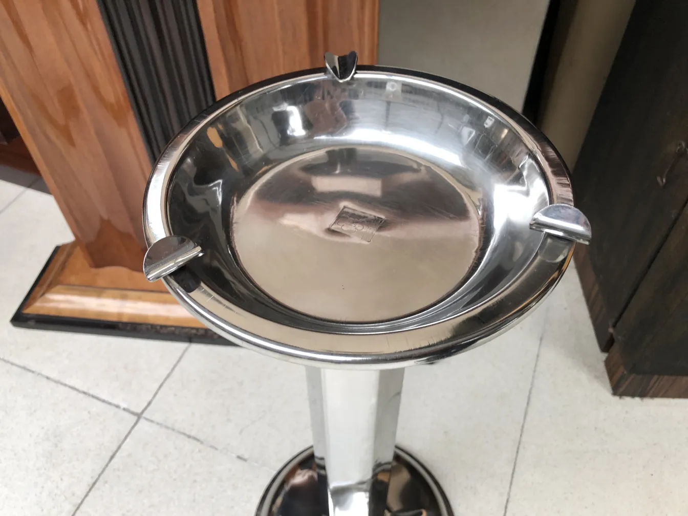 Antiker stehender Aschenbecher mit stilvollem Design, klassisches Ambiente.