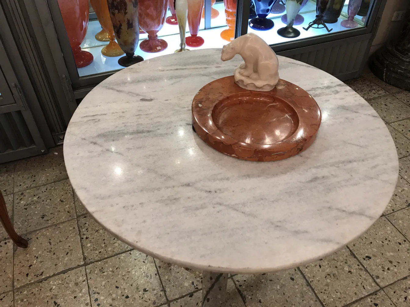 Antiker stehender Aschenbecher auf einem eleganten Tisch, dekorativ