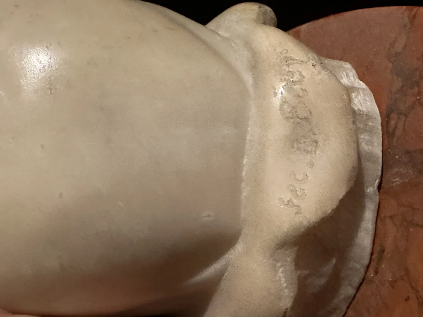 섬세한 디테일이 있는 고전적인 우아한 서있는 재떨이