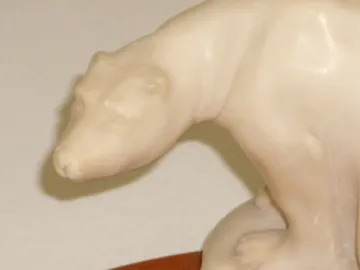 古董熊形状的直立式烟灰缸，放在简单的环境中。