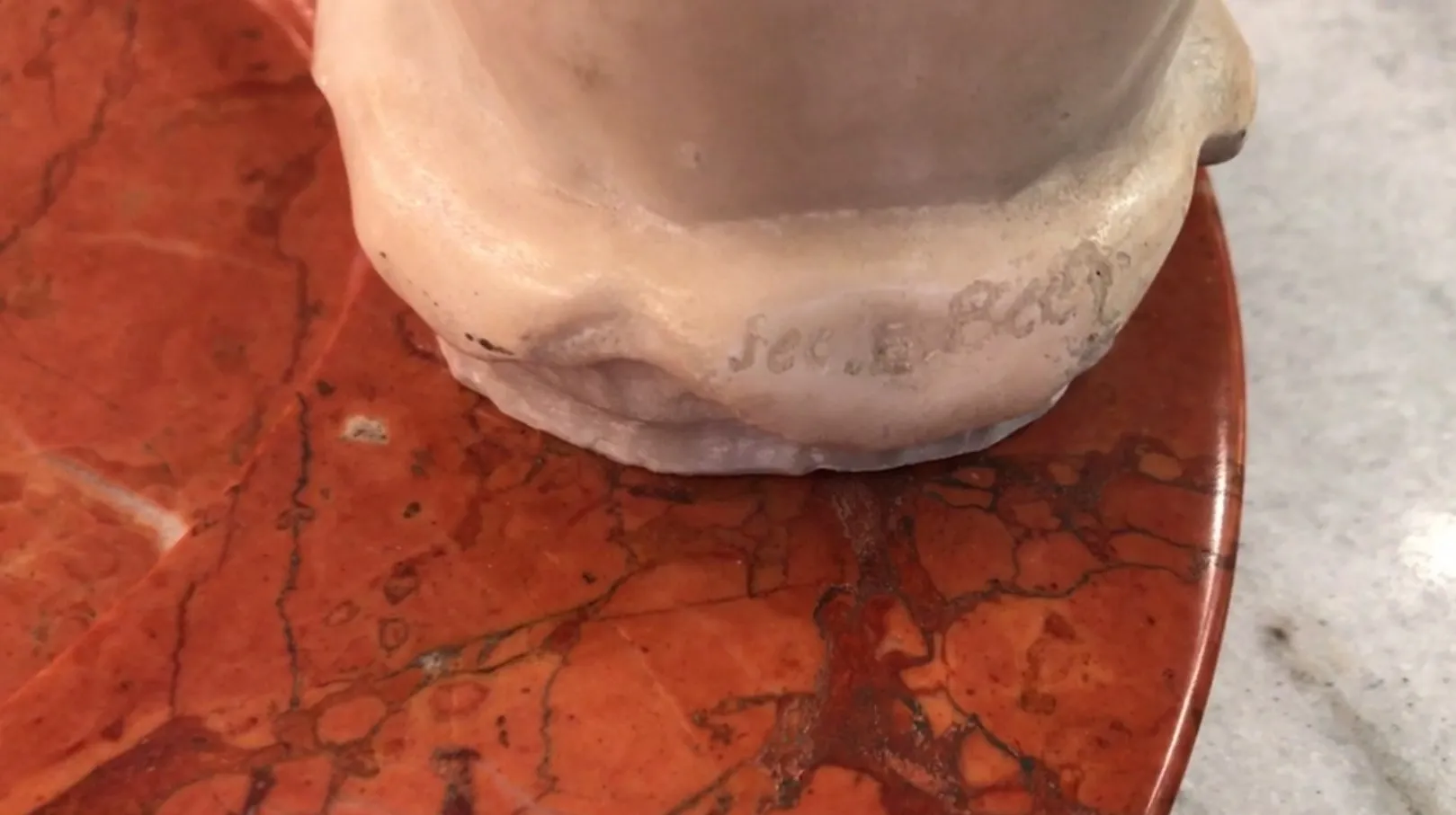 Cinzeiro de pé antigo em fundo de mármore vermelho