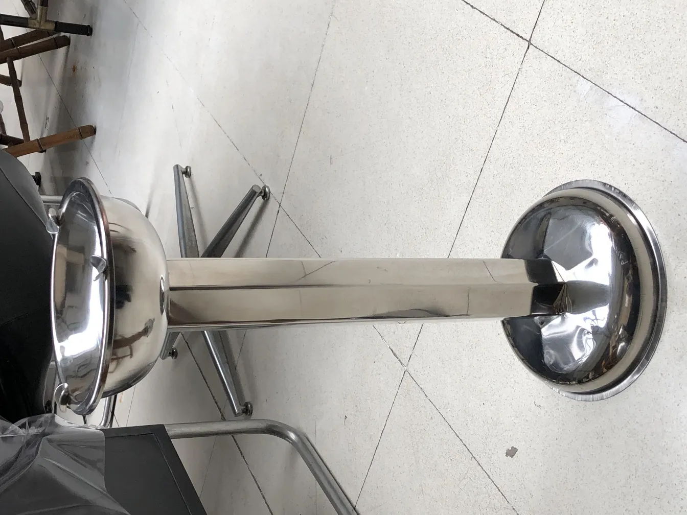 Cendrier sur pied ancien avec design élégant dans un environnement moderne.