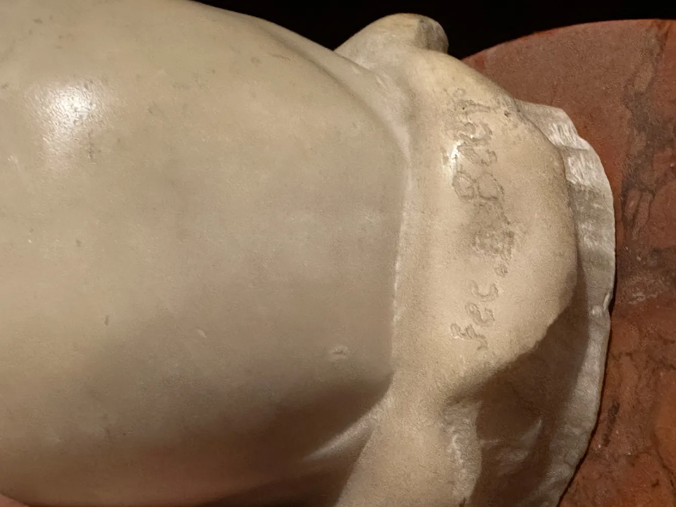 Cenicero de pé antigo em um ambiente clássico com detalhes decorativos