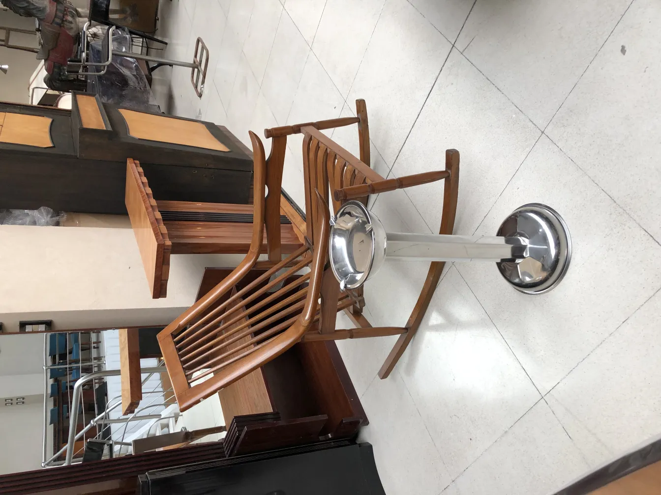 Posacenere antico in piedi, design elegante per esterni circondato da mobili vintage.