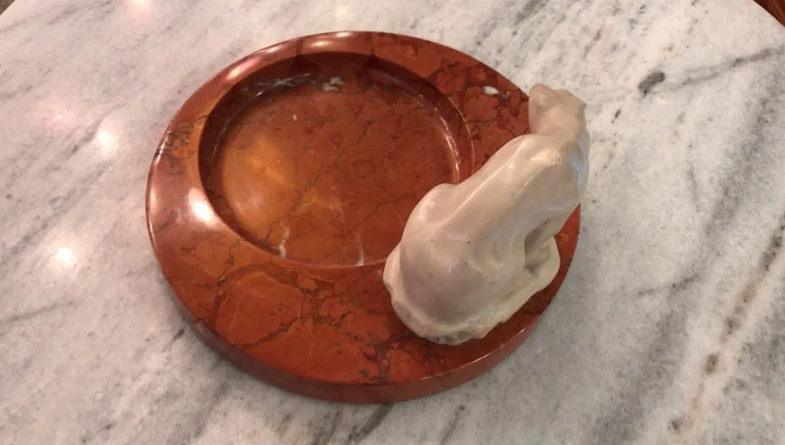 Cendrier sur pied ancien avec base ronde dans un cadre élégant.