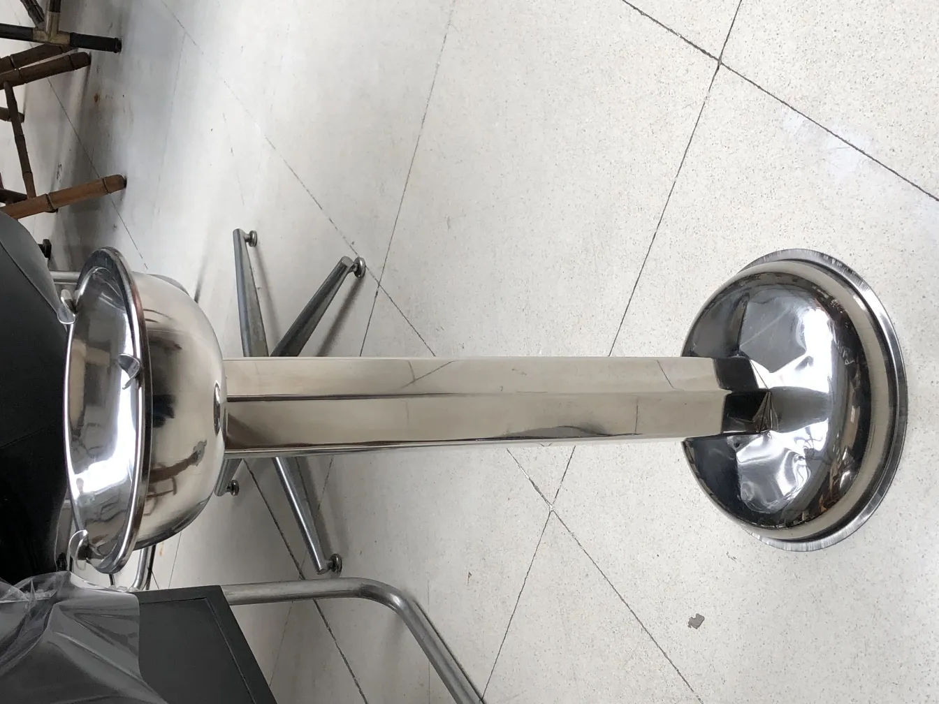 Cinzeiro de pé antigo com design elegante, em um ambiente moderno.