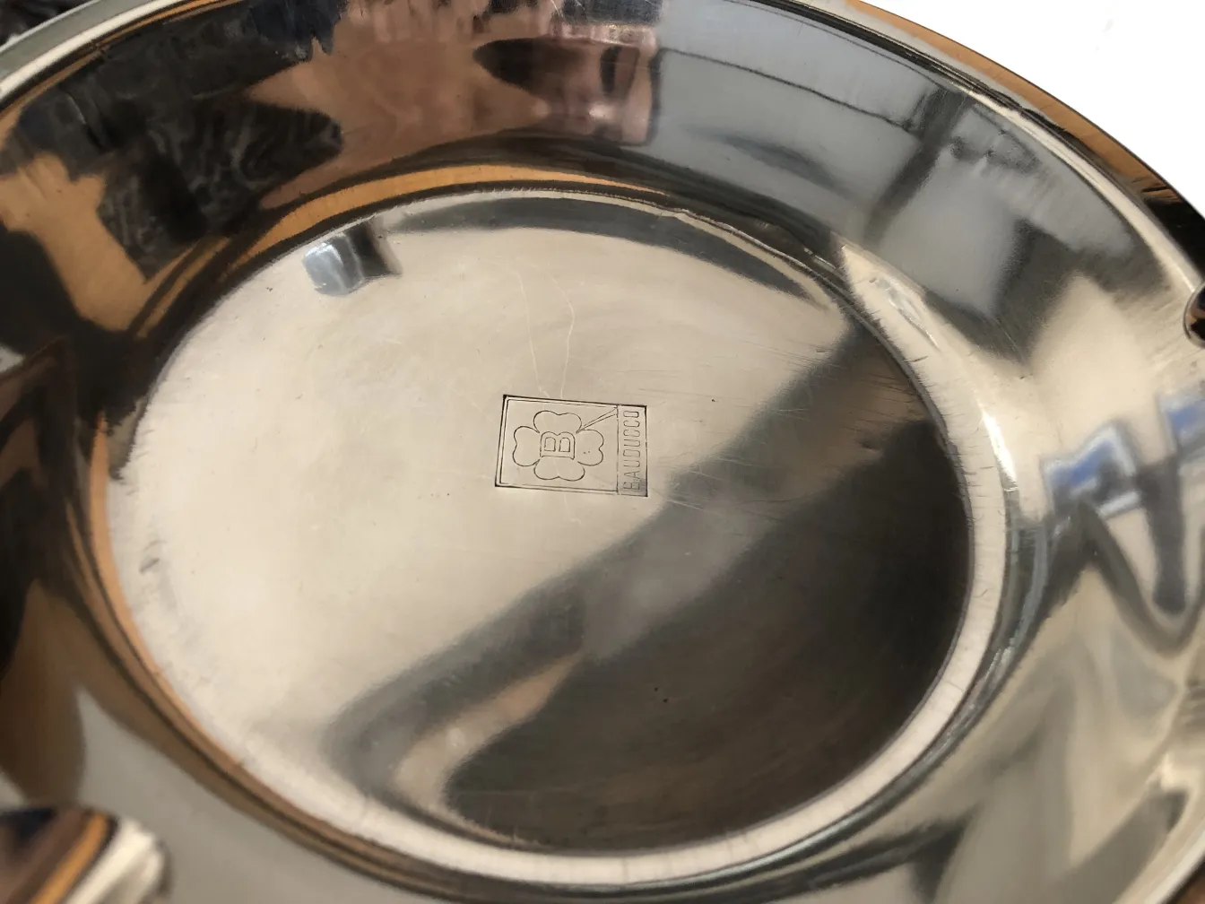 Cinzeiro de pé antigo com design polido e inscrição