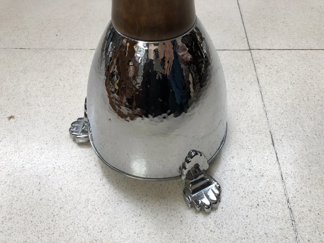 Cendrier sur pied ancien avec une base décorative distincte