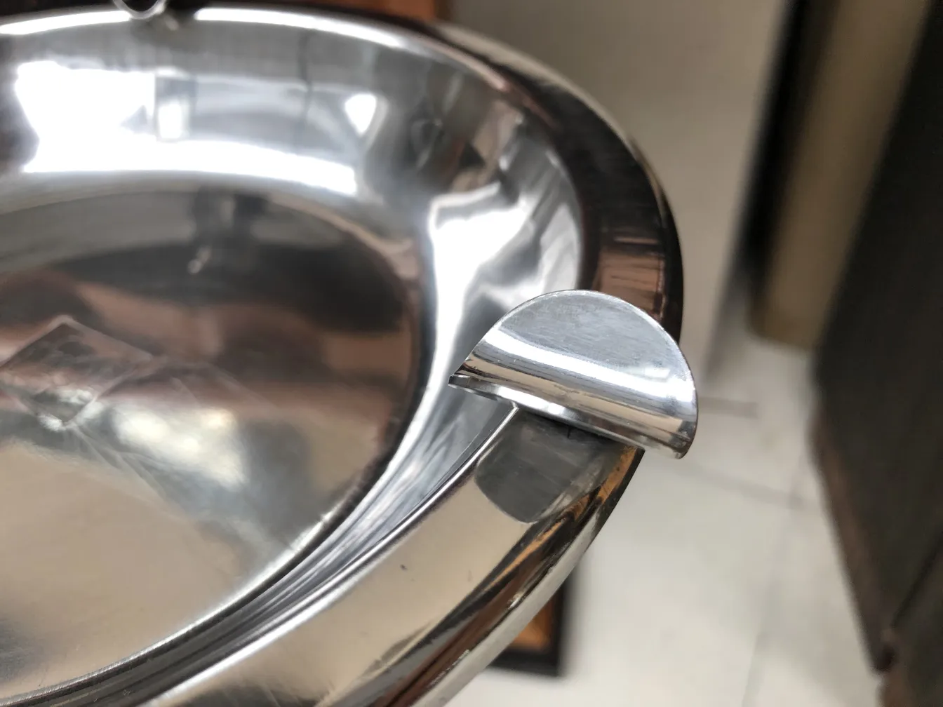 Cenizeiro de pé antigo com detalhes brilhantes, fundo minimalista