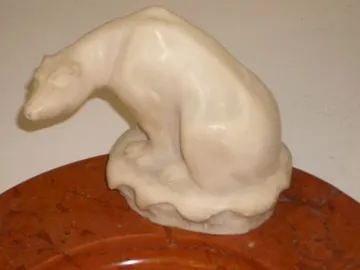 Cinzeiro de pé com figura de urso olhando para baixo, elegante design antigo.