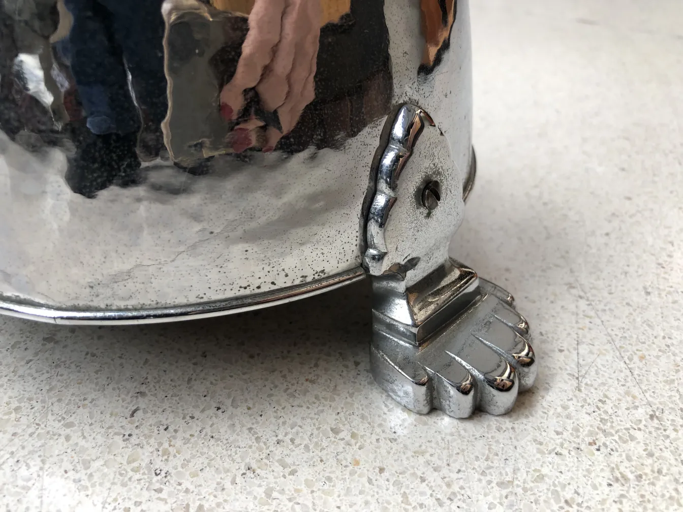 Cendrier sur pied ancien avec détails décoratifs et base