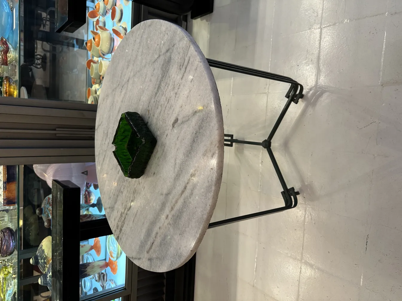 Cenicero de pie antiguo con diseño elegante sobre mesa