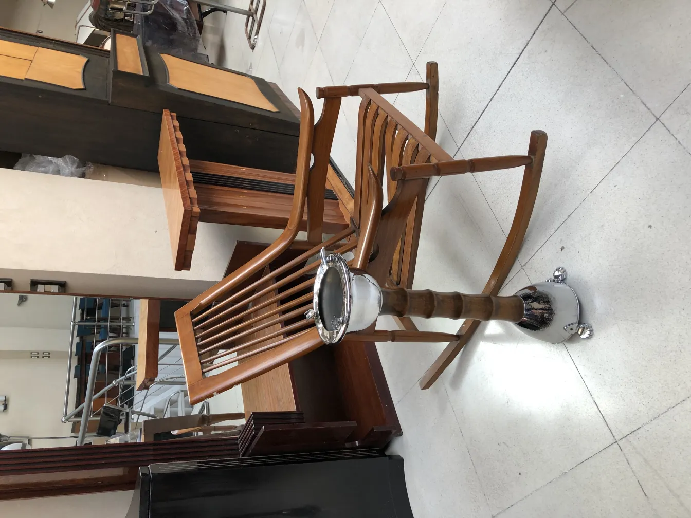 Cinzeiro de pé antigo com base cromada em uma sala