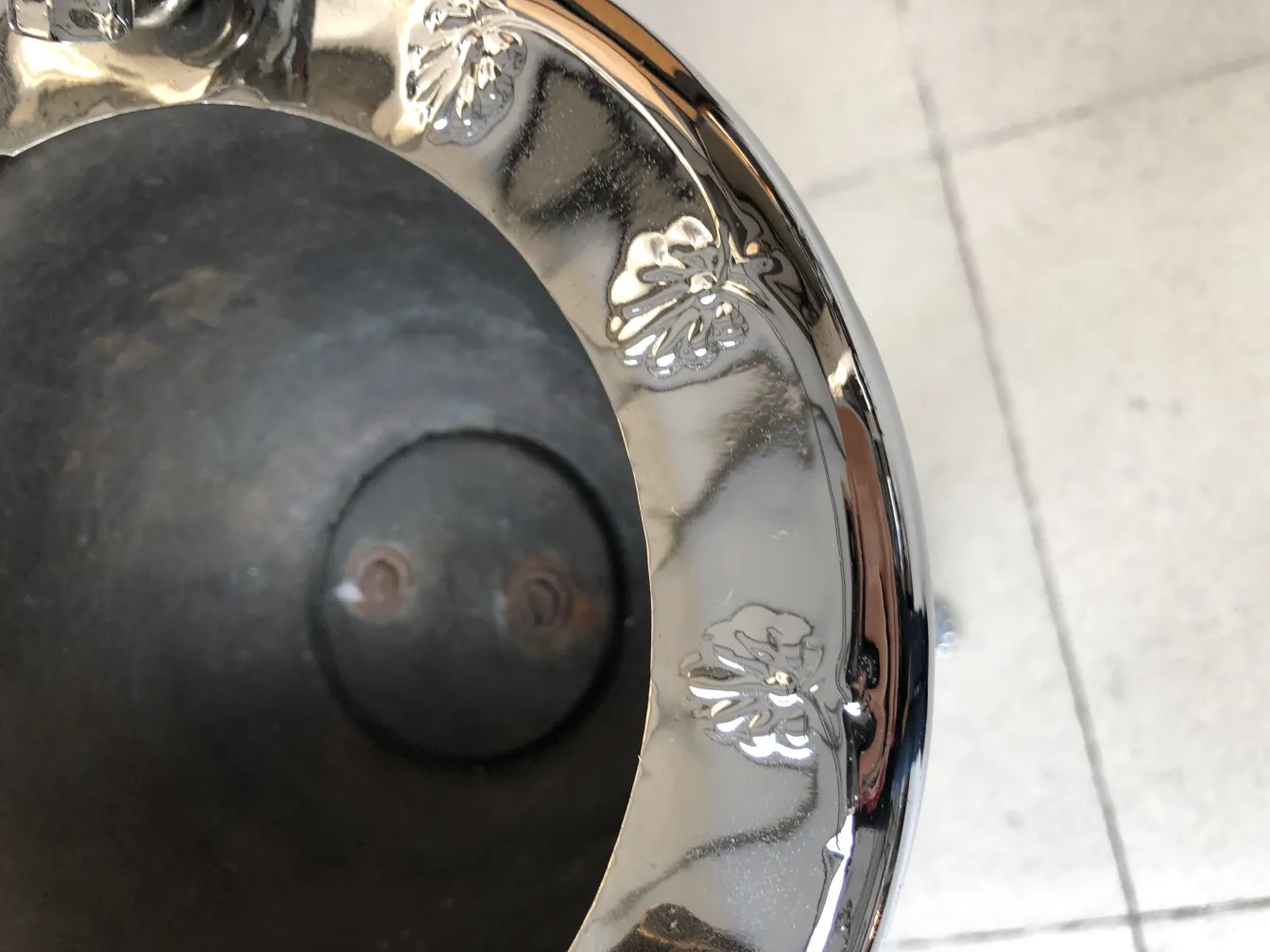 खड़ी ऐशट्रे पुरानी विवरणों के साथ, क्लासिक सेटिंग।