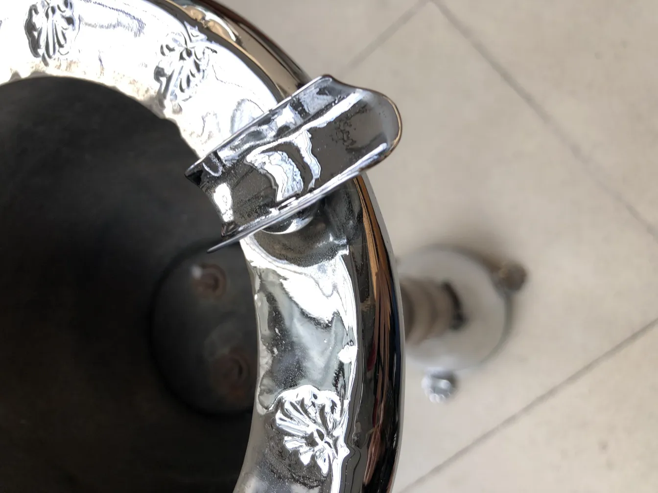 Glänzender antiker stehender Aschenbecher mit dekorativem Design, elegantes Ambiente.