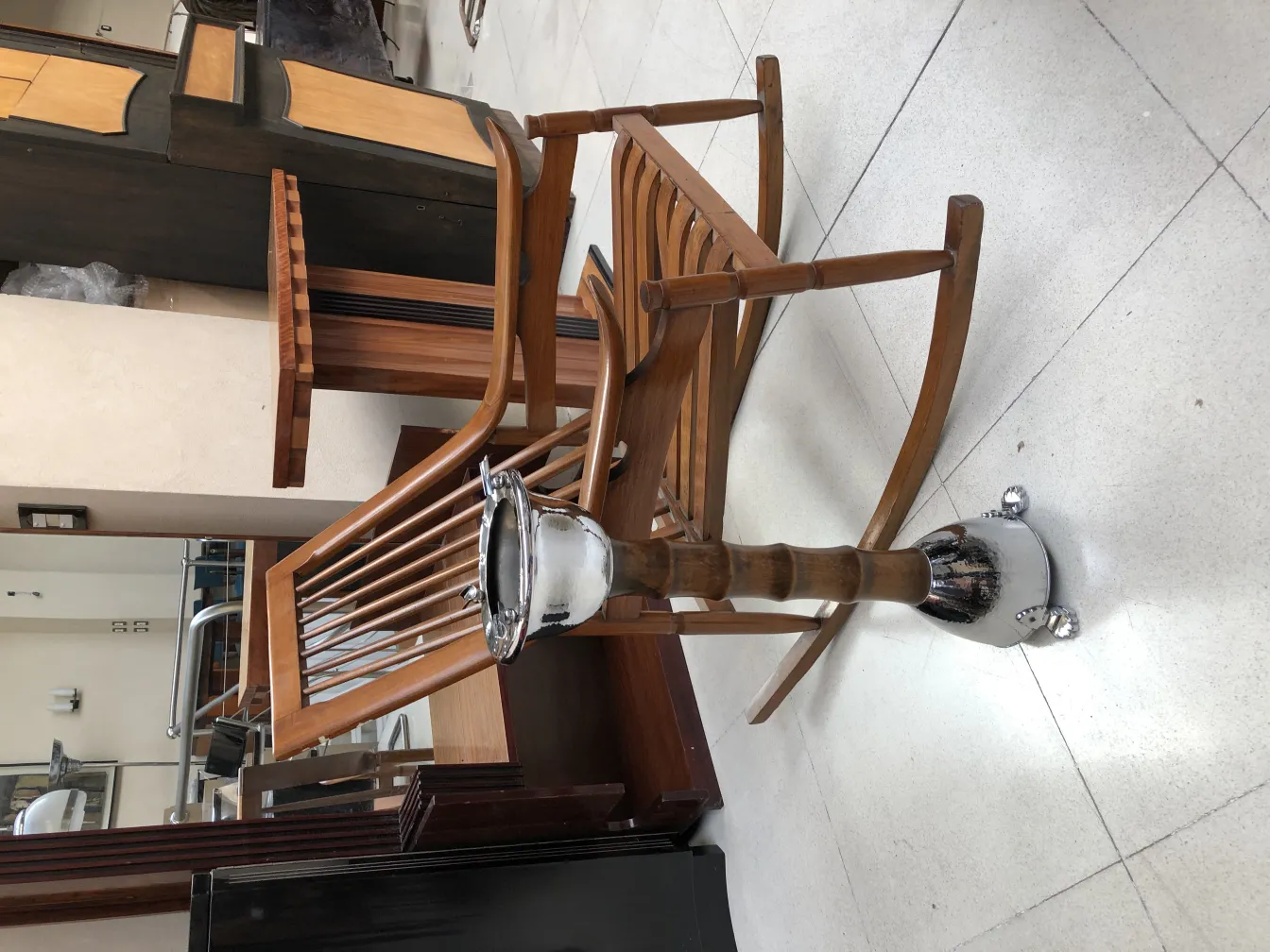 Cenicero de pie antiguo con base elegante en un entorno acogedor.