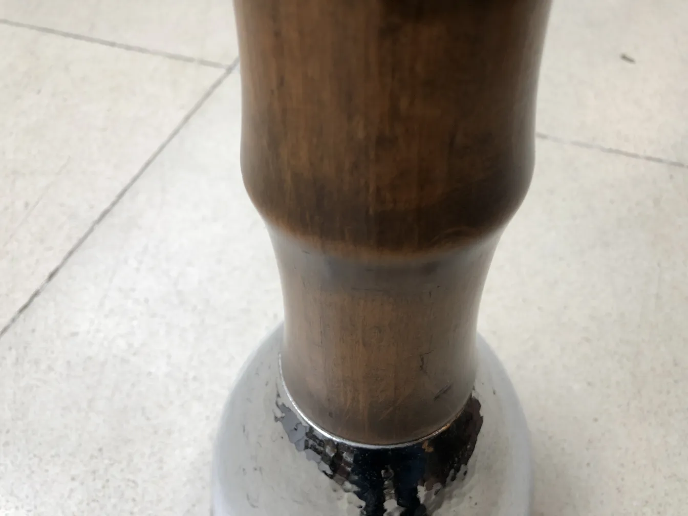 古董直立式烟灰缸，优雅底座，简约环境。