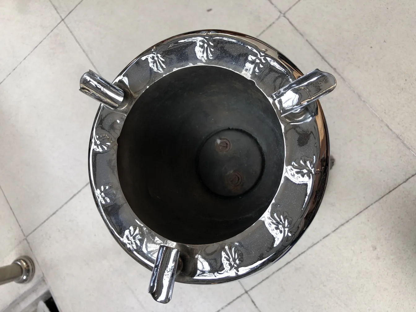 古董直立式烟灰缸带装饰细节，从上方看