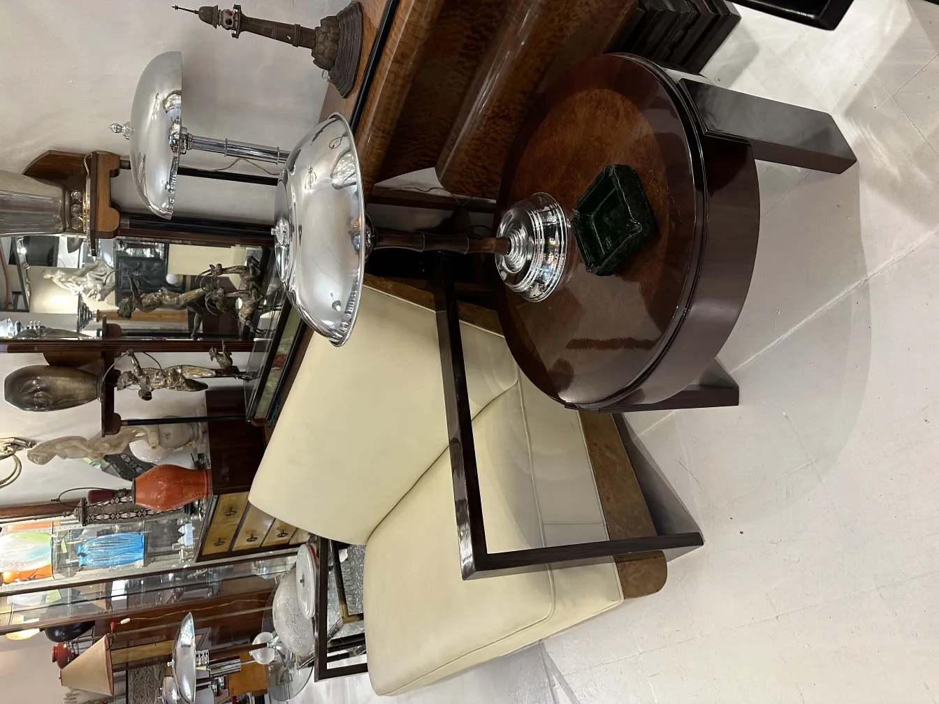 Posacenere in piedi antico con base decorativa in un ambiente elegante