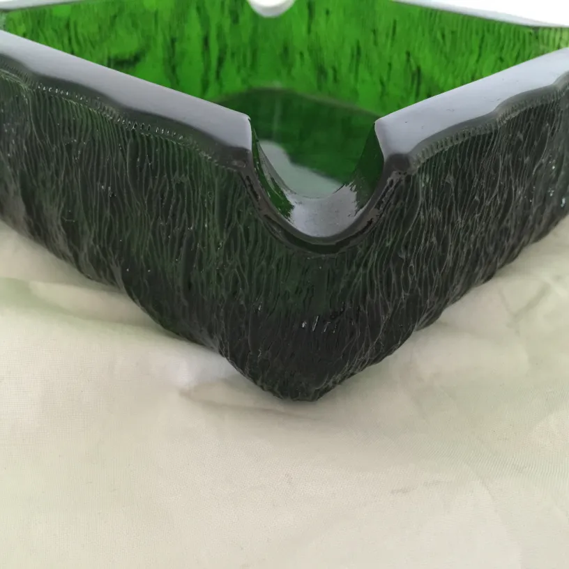 Cendrier sur pied ancien en vert avec surface texturée