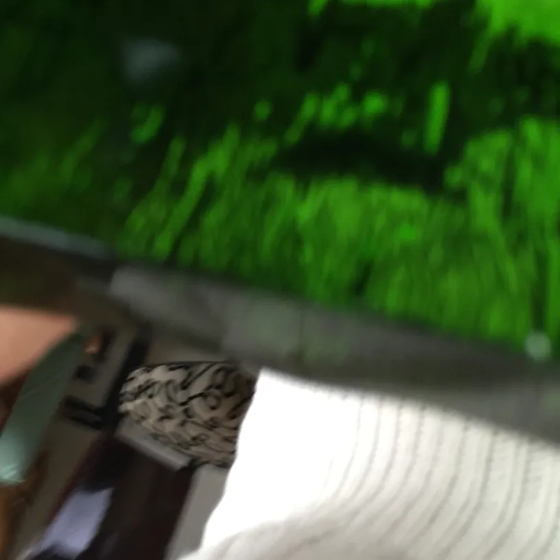 Antiker stehender Aschenbecher mit dekorativem Design, grüner Hintergrund