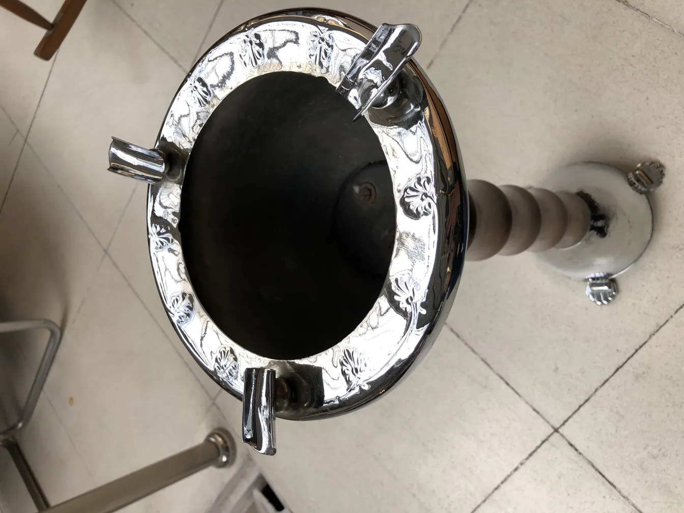 Cenizeiro de pé antigo com decorações sutis e elegantes na borda