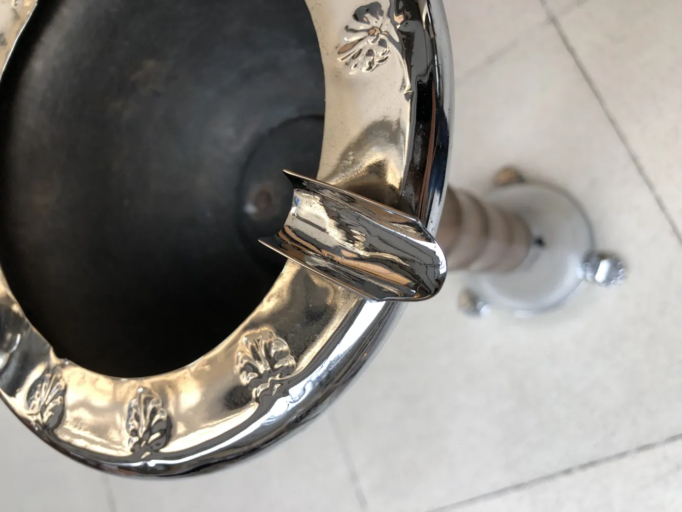 古董直立式烟灰缸，带有优雅的叶子设计，既美观又实用。