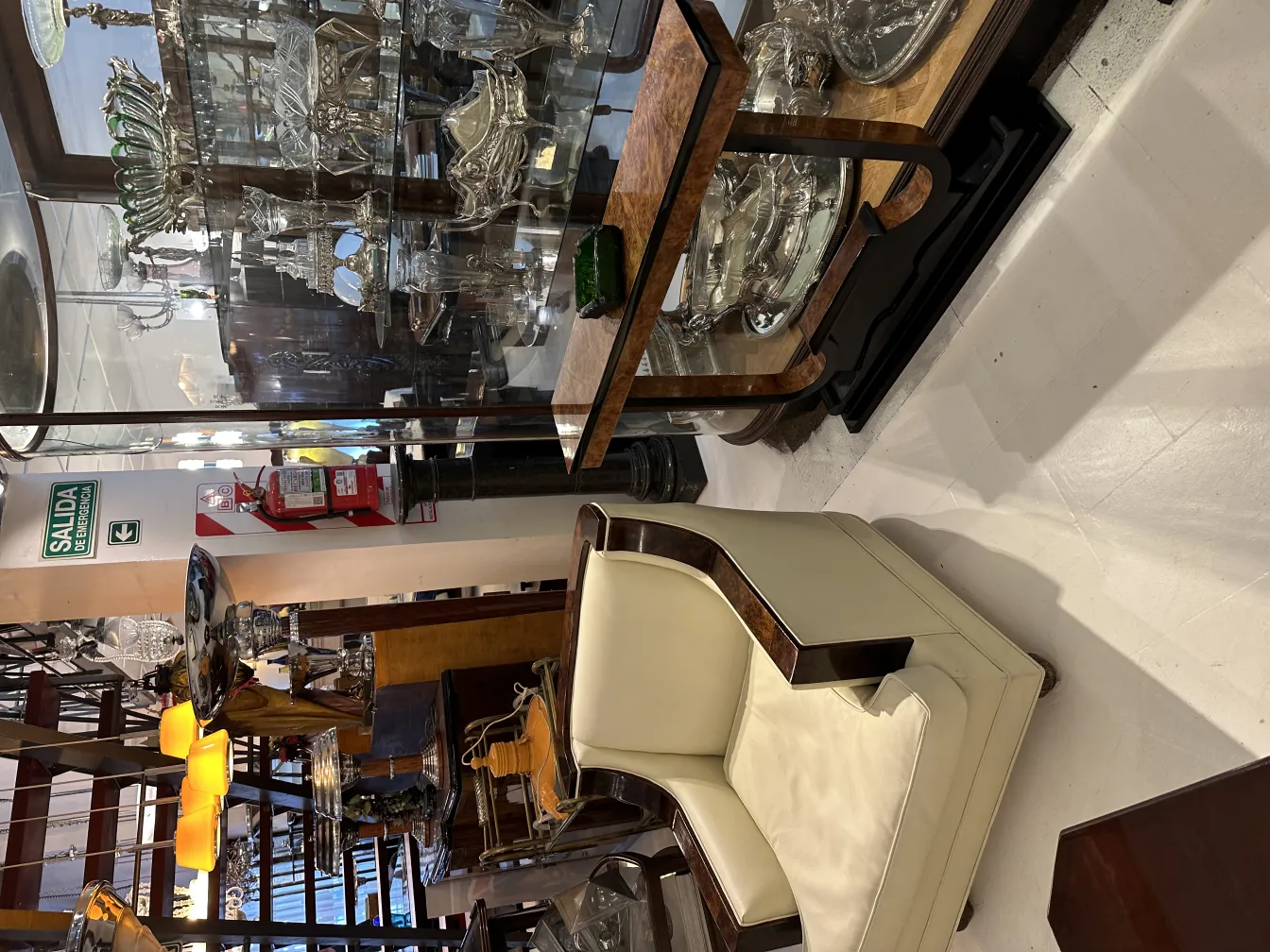 Cenicero de pie antiguo con estilo decorativo en ambiente clásico.