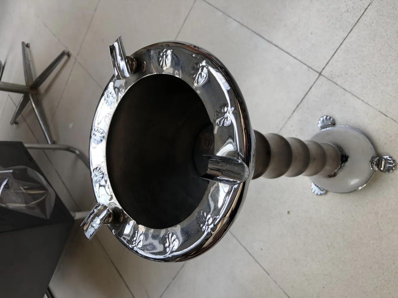 Posacenere in piedi antico decorato con motivi. Sfondo minimalista.