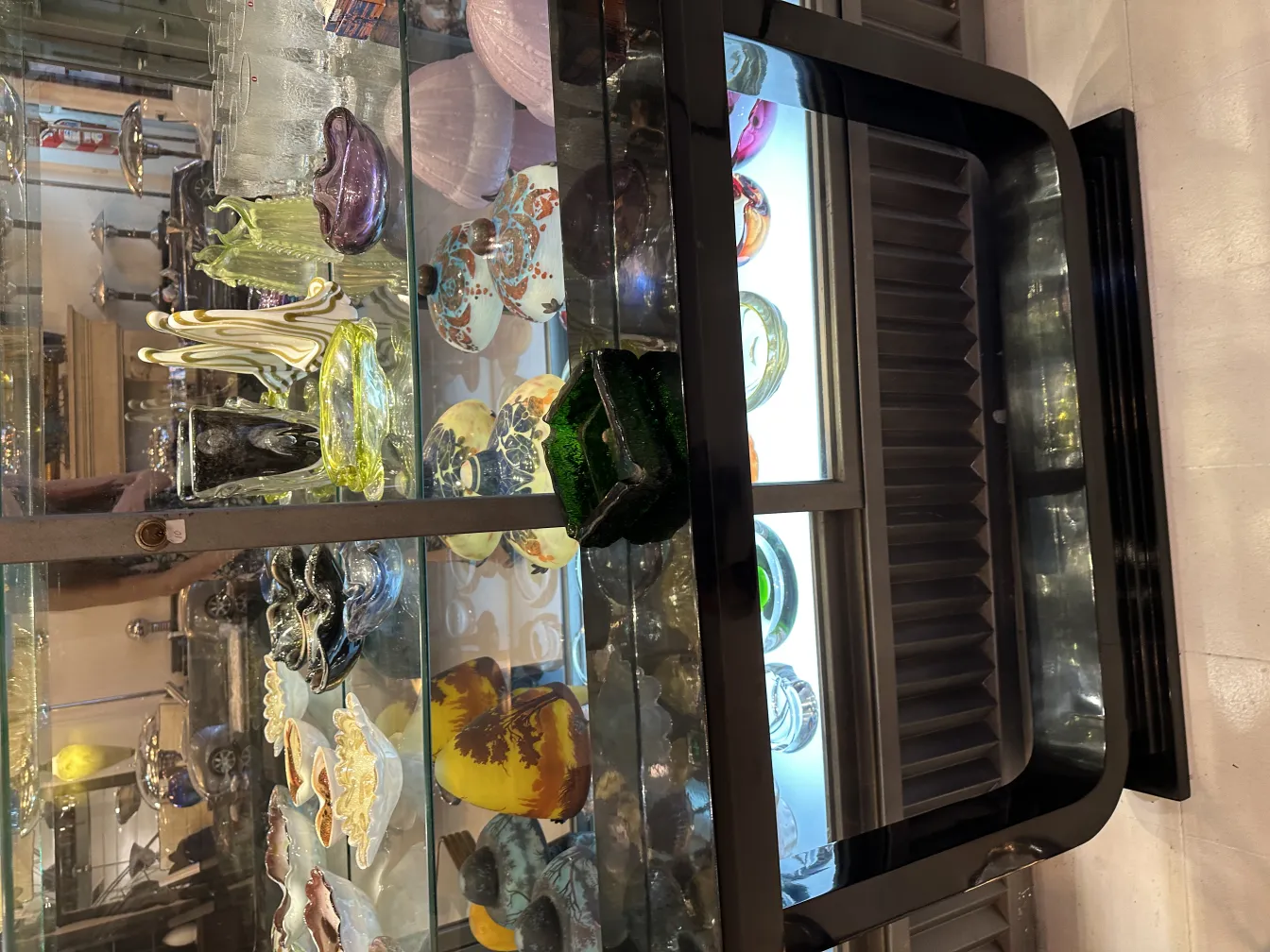 Cinzeiro de pé em um ambiente de antiguidades decorativas, design colorido.