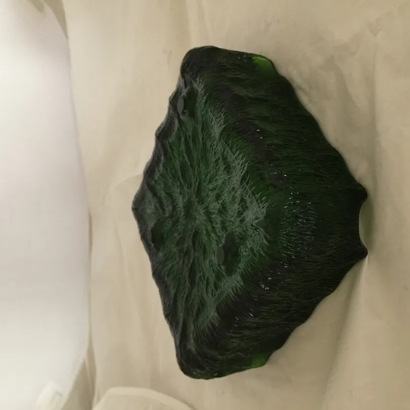 Posacenere in piedi verde, ideale per antiquariato, con dettagli decorativi.