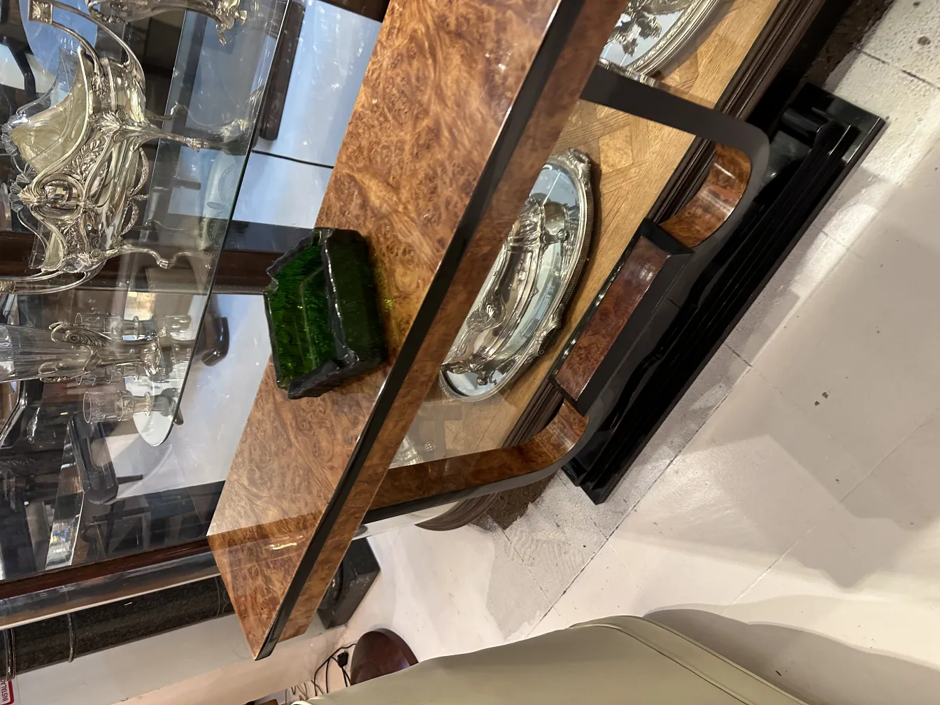 Posacenere in piedi antico con design elegante, circondato da oggetti decorativi