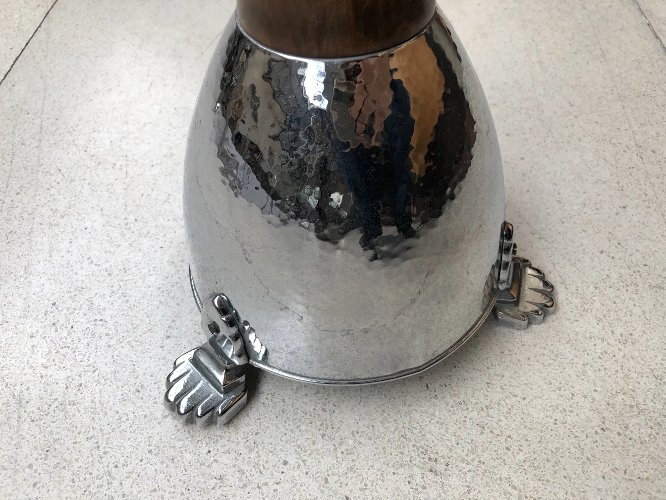 Старая стоячая пепельница с декоративным основанием, идеально подходящая для классических интерьеров