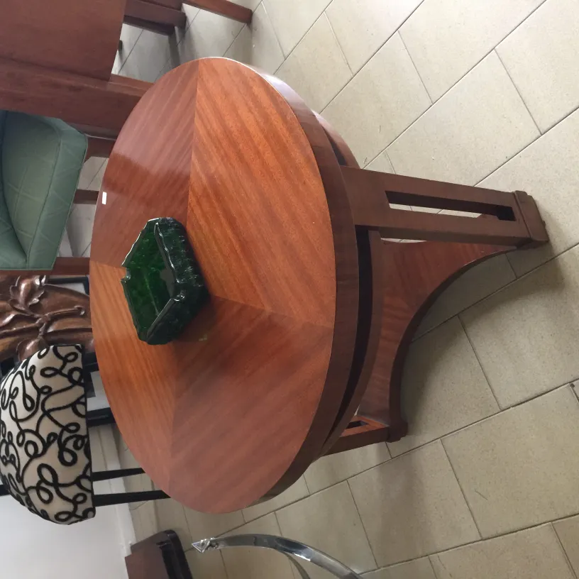 Cenicero de pie antiguo de diseño elegante en una mesa.