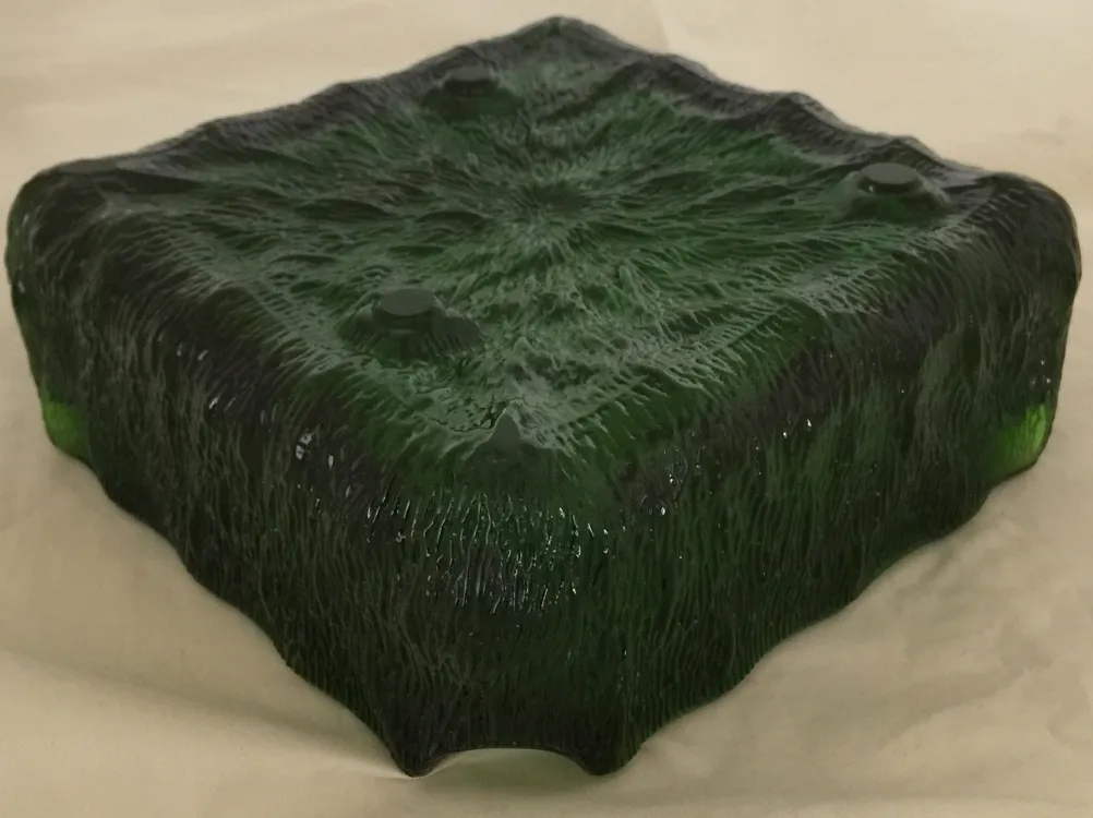 Cenicero de pie de forma cuadrada con textura verde, antiguo.