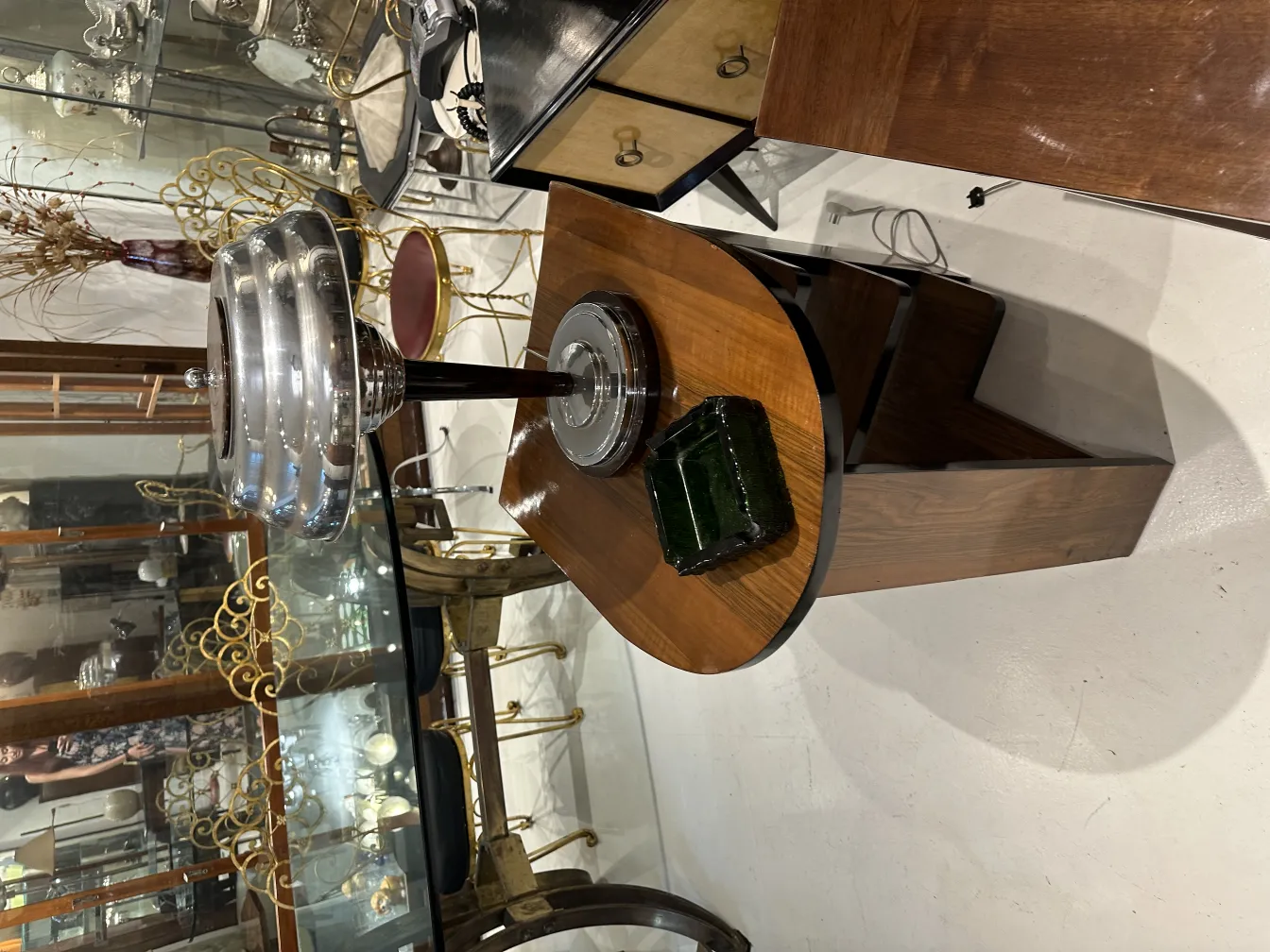 Cinzeiro de pé antigo em um ambiente elegante e decorativo