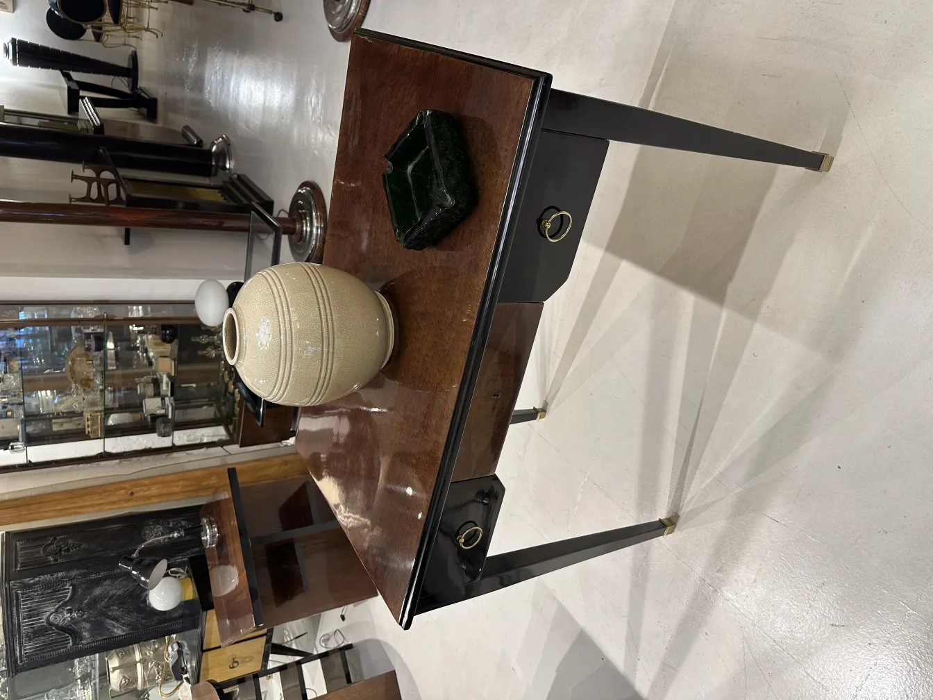 Cinzeiro de pé antigo com design elegante e decorativo em um ambiente clássico.